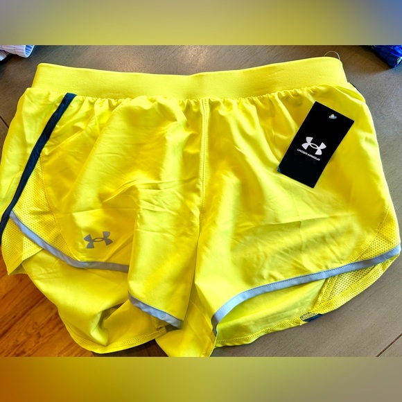 Under Armour Pants - NWT women’s Under Armour 2.0 fly by short - yellow size med